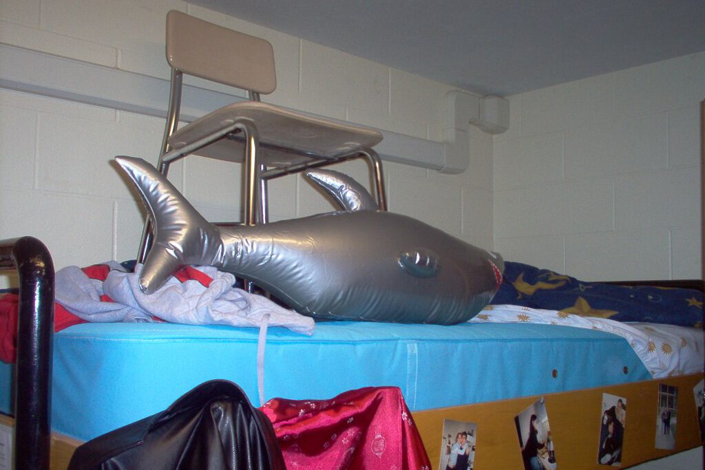 Geister in Jerde Hall, NSU, Aberdeen, South Dakota, Stuhl auf Bett